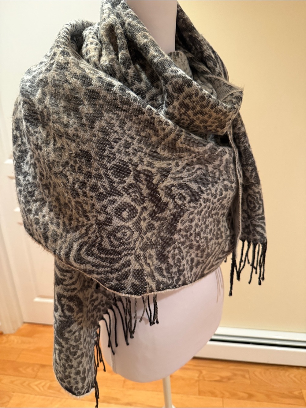 Aurora Paci Italia Gray & Black Animal-Print Acrylic Wrap Made in Italy